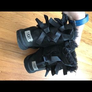 Bailey bow black uggs
